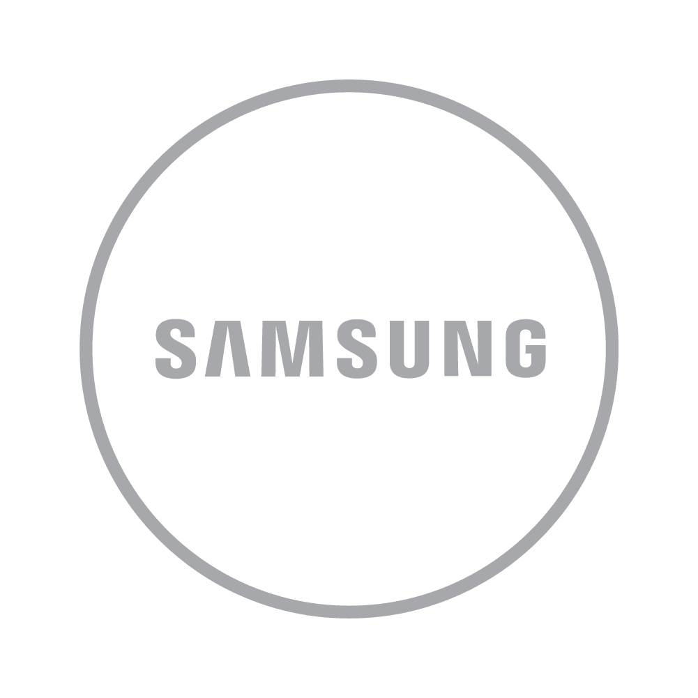 Logotipo de Samsung en color gris dentro de un círculo, sobre fondo negro, ideal para representar productos Samsung en Pereira, Colombia.